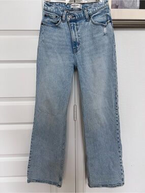 Abercrombie The 90s Relaxed Jean. Waist is crossover